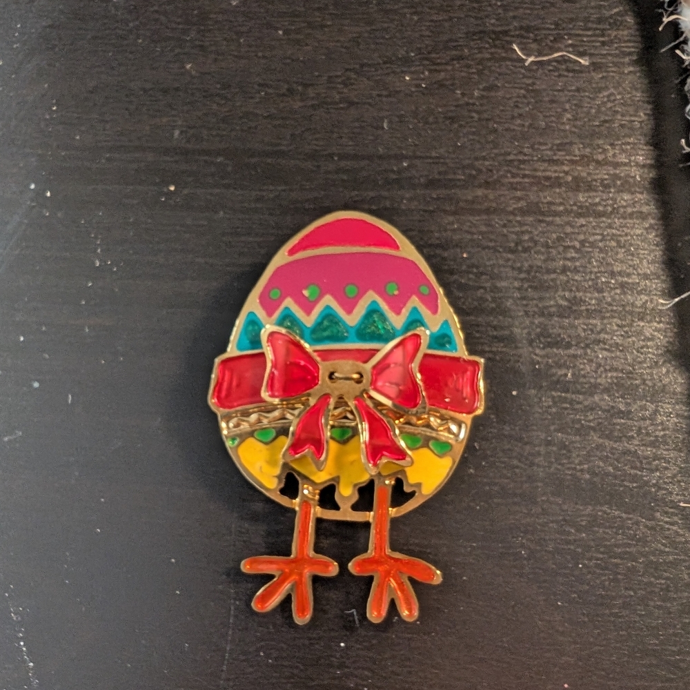 Vintage Easter Egg pin metal/enamel